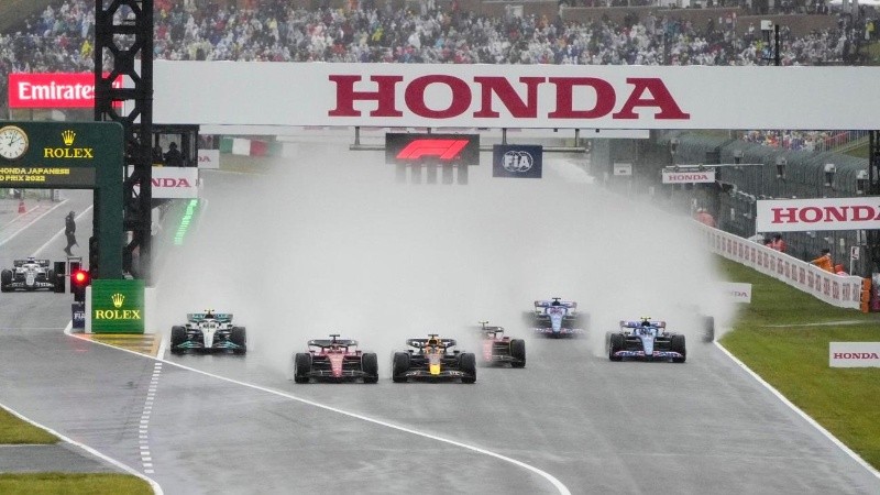 La largada del Gran Premio de Japón en el circuito de Suzuka.
