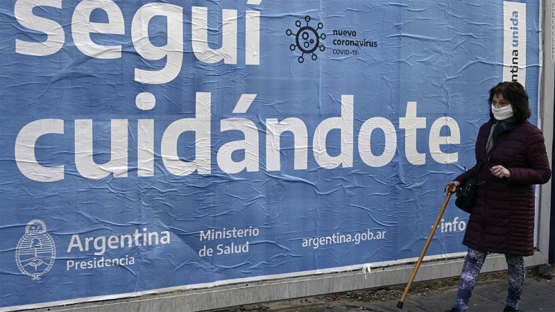El número de contagios está en baja en Argentina, pero desde la cartera de Salud se expresan cautelosos.