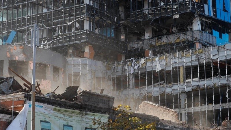 Un edificio dañado en el centro de Kiev como consecuencia de los ataques rusos de este lunes.