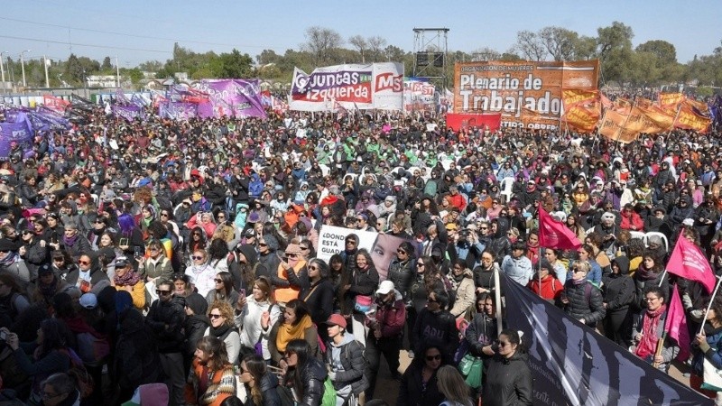 Más de 100 mil mujeres y disidencias en la marcha de cierre del 35 Encuentro Plurinacion