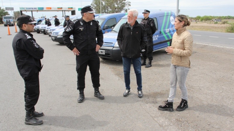 Aymo y funcionarios preparan la capacitación de agentes de la Policía Vial.