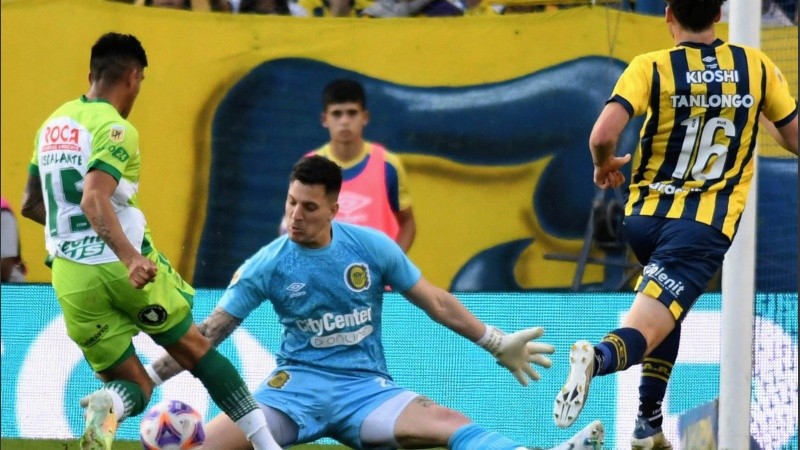 Servio le ahogó el grito a Escalante en la última jugada.
