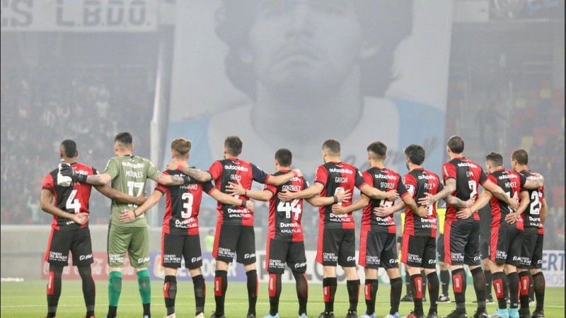 La formación leprosa en Santiago y la bandera de Maradona de fondo.