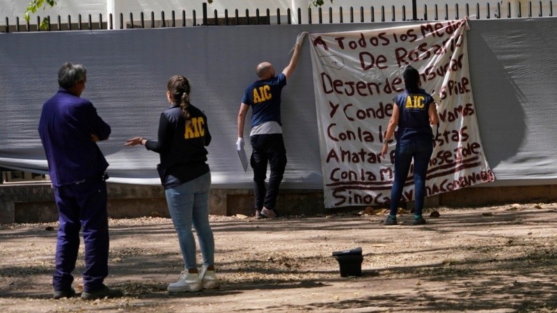 El cartel que fue dejado en Telefé Rosario el 11 de octubre pasado.