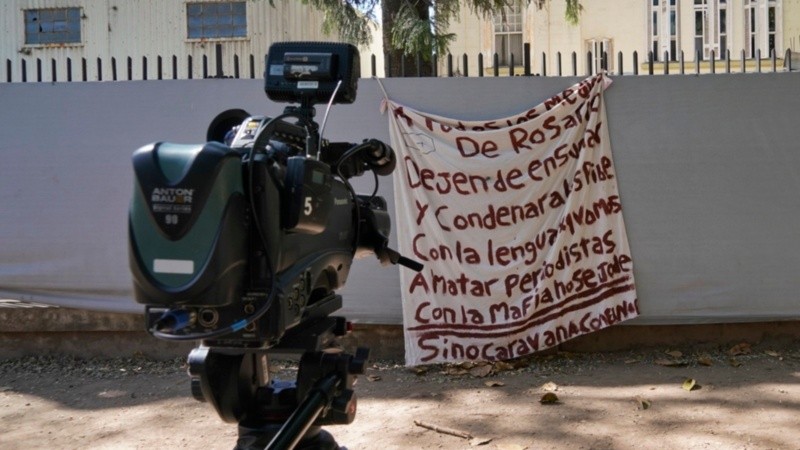 El cartel con amenazas en el predio de Canal 5.