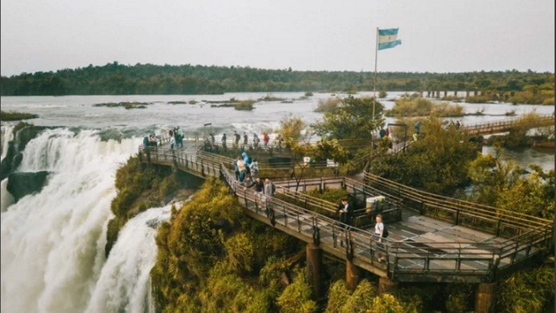 A las 12 salió el último tren hacia Garganta del diablo y que a las 14 comenzaron a rebatir las pasarelas y el balcón.
