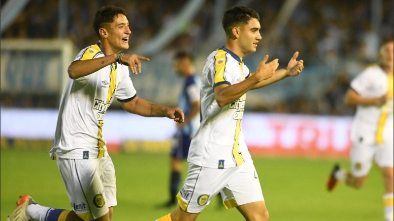 Buonanotte convirtió el primer gol canalla en Tucumán y lo celebra con Véliz.