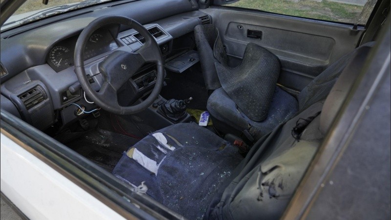 El interior del auto en el que circulaba al momento de ser atacado.