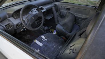 El interior del auto en el que circulaba al momento de ser atacado.