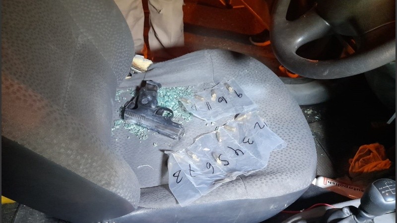 El arma encontrada en el interior del auto de Joaquín Pérez.