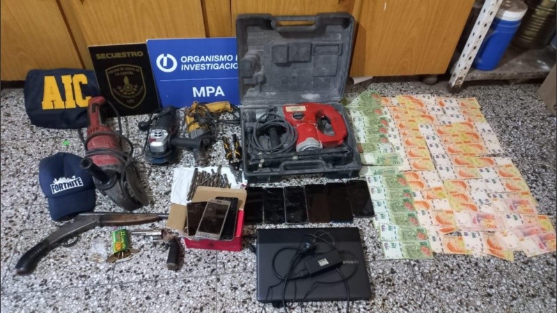 Algunos de los elementos secuestrados durante los cinco allanamientos de este sábado.