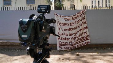 La amenaza contra los periodistas que colgaron en la puerta de Canal 5.