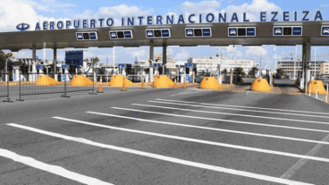 Macri acompañó su mensaje con una foto del aeropuerto de Ezeiza.