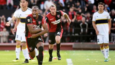 El colombiano Ditta grita el segundo gol leproso en el Coloso.