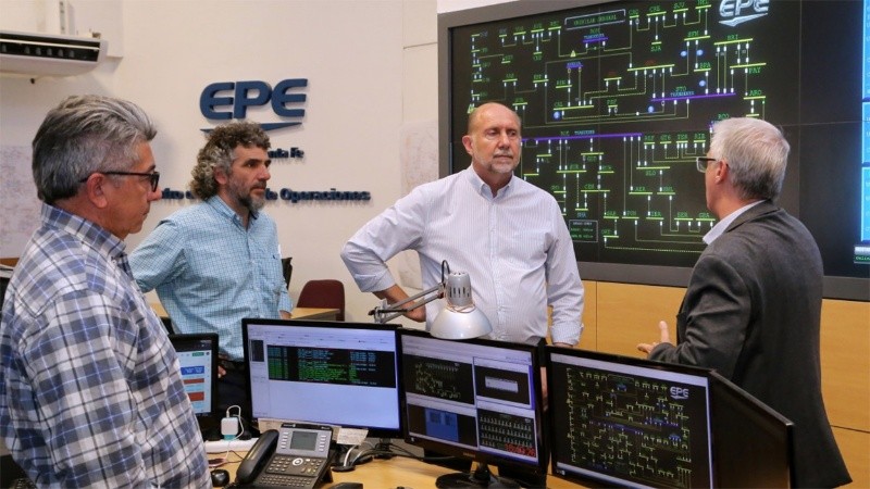 El gobernador Omar Perotti visitó el Centro de Control de Operaciones de la EPE.