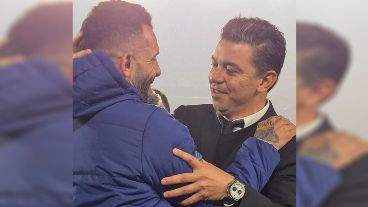 Los entrenadores se saludaron afectuosamente en la previa.