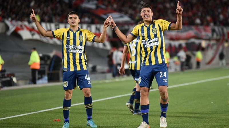 Alejo Véliz celebra su gol en el Monumental con Buonanotte con el clásico festejo.