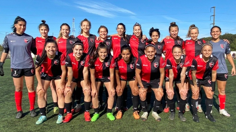 Al comenzar el partido, las jugadoras de ambos clubes, lanzaron una bandera pidiendo justicia, por Juliana Gómez, quien falleció en un accidente de tránsito 
