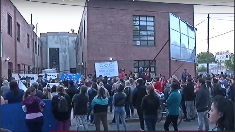 La ruidosa protesta se hizo sentir este lunes por la tarde en la vecina ciudad.