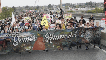 La masiva marcha sobre el puente a Victoria para reclamar un freno al ecocidio.