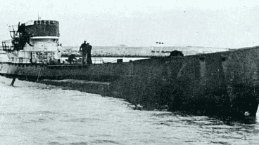Un U-530 siendo inspeccionado por marinos argentinos en el Puerto de Mar del Plata. (Wikipedia Commons)