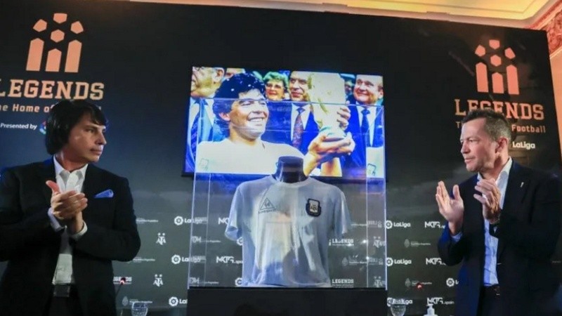 El alemán Lothar Matthäus entregó este jueves a Legends, la mayor colección de reliquias del fútbol internacional, la camiseta con la que Diego Armando Maradona disputó la final del Mundial de México 1986 de la que salió campeón.