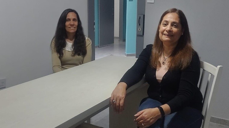 En primer plano, Silvana Sabbatini acompañada de su hermana