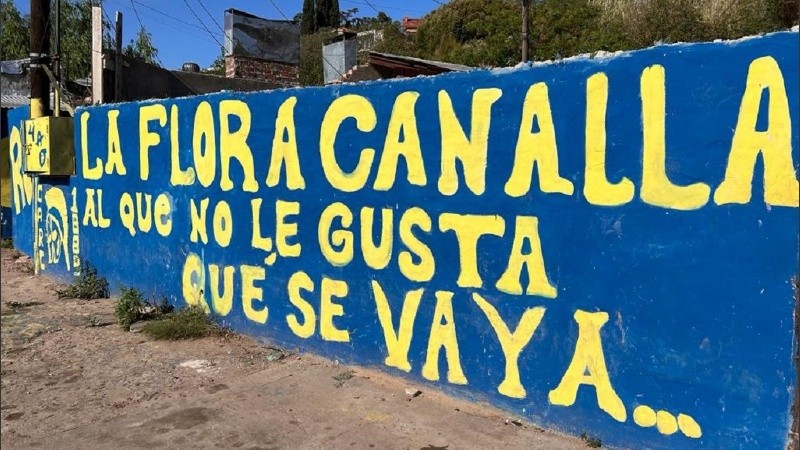 Una pintada sobre una pared de la Rambla Catalunya, en La Florida.