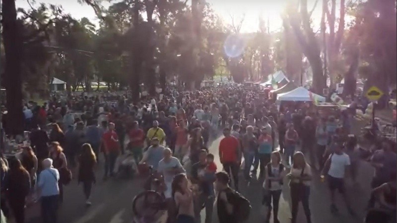 En su primera edición, el circuito ferial, gastronómico y cultural a cielo abierto Rosario al Parque congregó 10.000 personas.