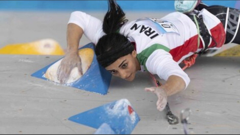La iraní Elnaz Rekabi en plena competencia de escalada. 