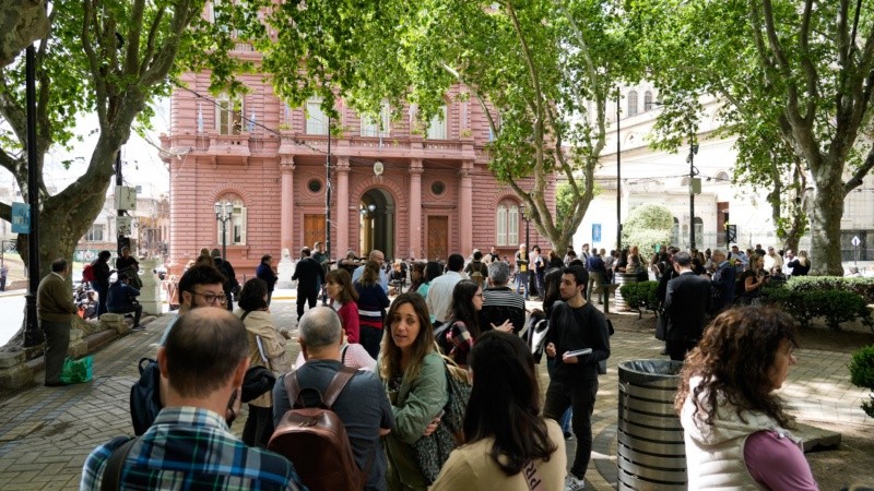 Empleados del municipio evacuados en plaza 25 de Mayo. 
