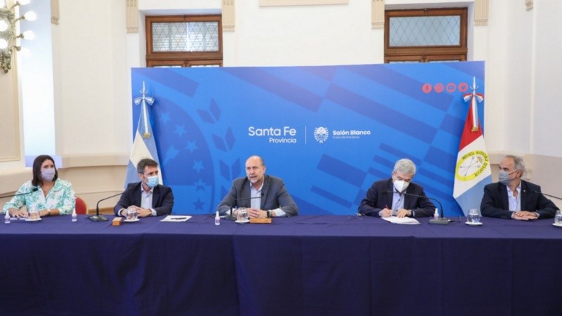Perotti y el secretario general del CFI en la firma de adhesión a la Cumbre Federal.