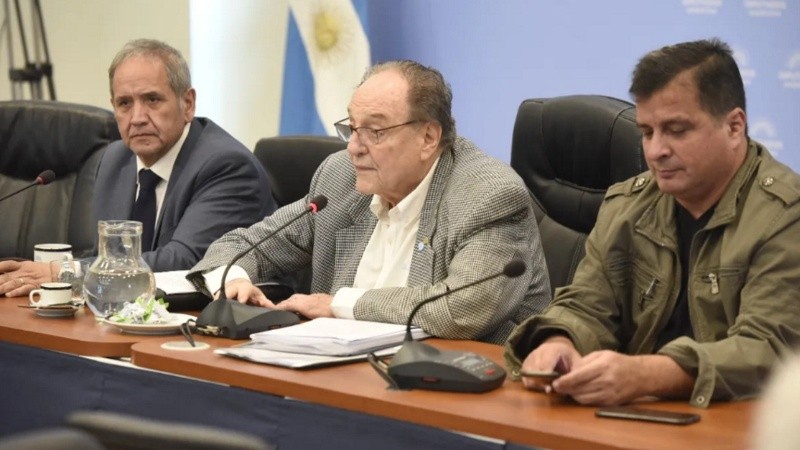 Los diputados Sergio Palazzo, Carlos Heller y Marcelo Casaretto, autoridades de la Comisión de Presupuesto.