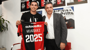 El defensor posó con el presidente Ignacio Astore tras firmar la renovación.