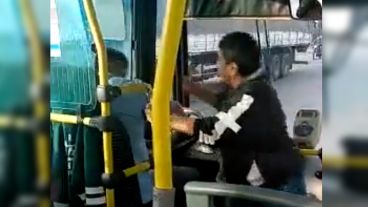 Una mujer se subió al colectivo y golpeó al chofer, al que acusó de chocarle auto.