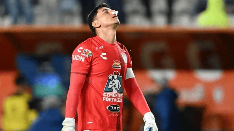 Tras un fuerte golpe, Ustari se puso de pie, enfrentó a Funes Mori en el penal y atajó el disparo.