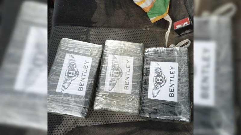 Los paquetes de droga estaban dentro de una bolsa de tela sobre el asiento trasero.