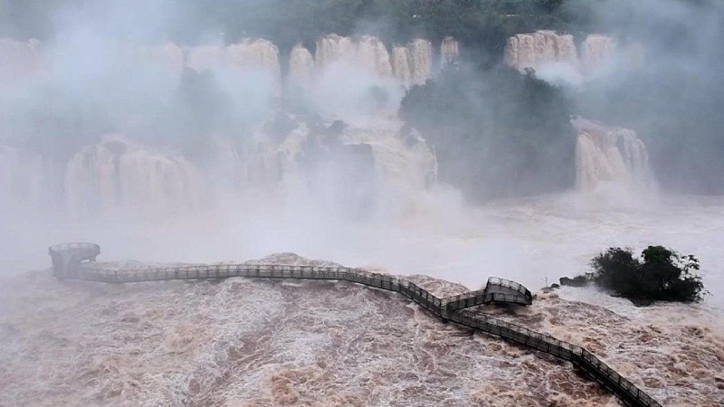 Las lluvias y la crecida del Río Iguazú provocaron días atrás el cierre de un paseo peatonal en la Garganta del Diablo.