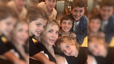 Wnada Nara junto a sus hijos en Estambul.