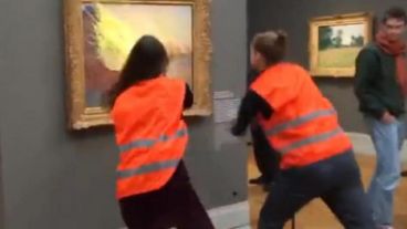 La sala quedó cerrada y un experto está examinando la obra de arte para detectar posibles daños.