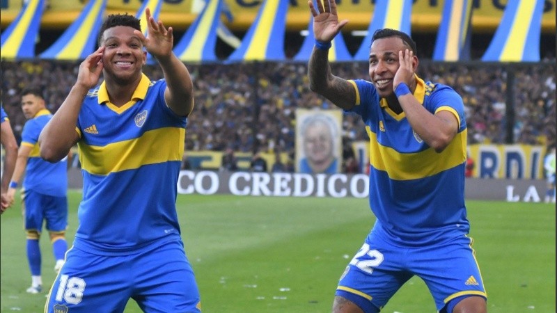 Villa convirtió el segundo gol de Boca con un gran remate de tiro libre.