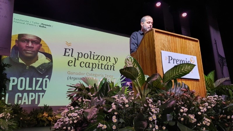 El periodista Ricardo Robins recibe el premio de manos de la también periodista Mónica González