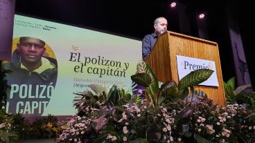 El periodista Ricardo Robins recibe el premio de manos de la también periodista Mónica González
