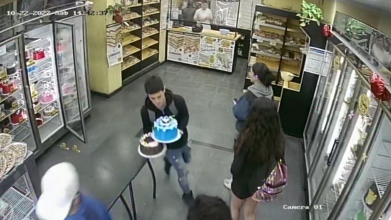 El momento en el que uno de los ladrones se escapaba con dos tortas de la panadería robada.