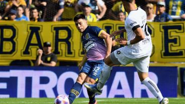 Almada sale por abajo en una jugada del primer tiempo.