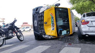 La camioneta impactó contra dos vehículos estacionados.