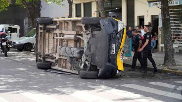 La camioneta impactó contra dos vehículos estacionados.