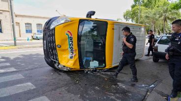 La camioneta impactó contra dos vehículos estacionados.
