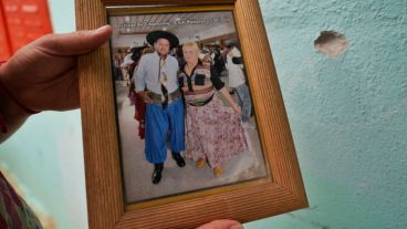 Josefa estaba con su esposo en la puerta de su casa.