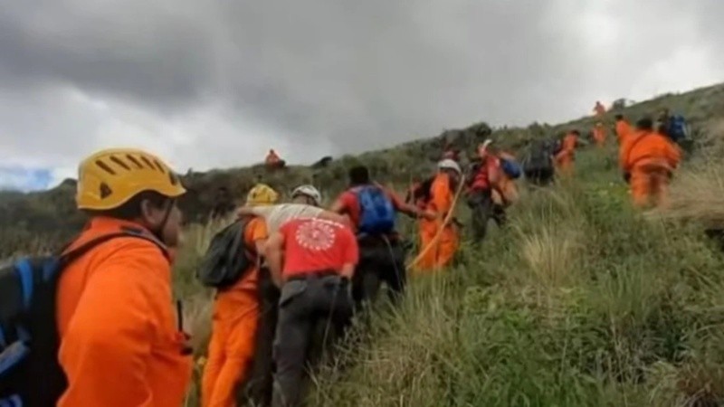 Rescatan a más de 70 personas de dos contingentes que varados en el Cerro Champaquí.